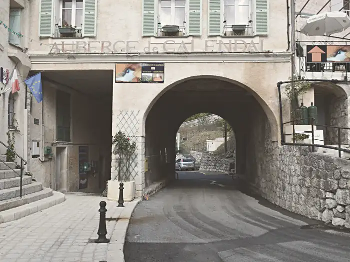 Main entrance to Aiglun