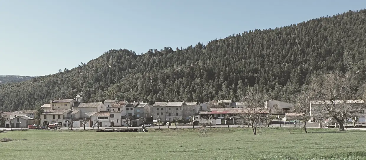 Vue sur le village d'Andon depuis la colonie de vacances