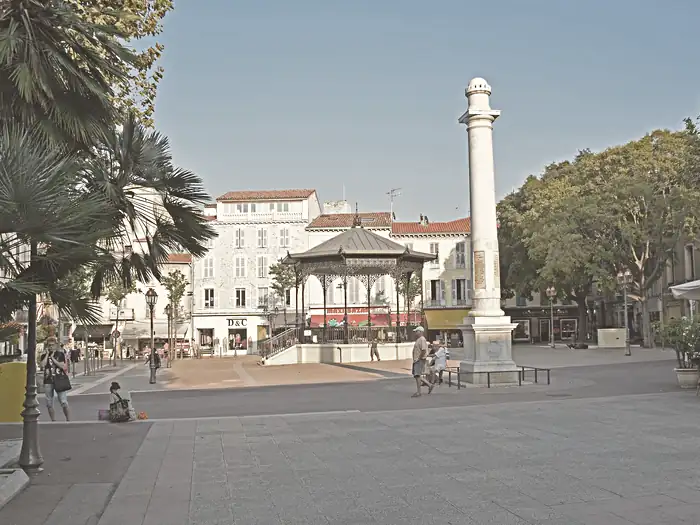 Place Nationale, à Antibes