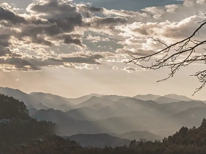 Coucher de soleil sur les préalpes du Sud, à Ascros