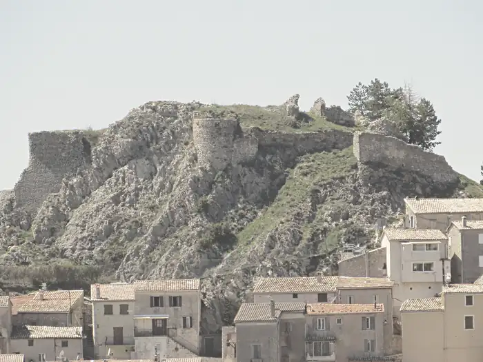 Village d'Ascros (Alpes-Maritimes) : ruines du château médiéval des Grimaldi