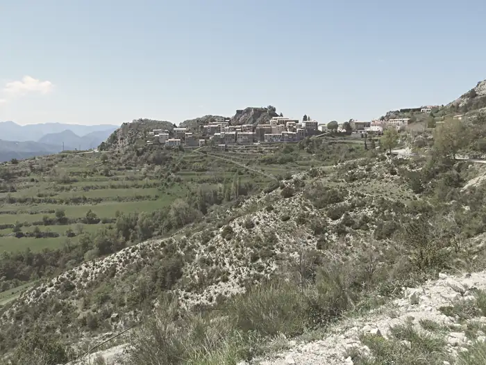 Village d'Ascros (Alpes-Maritimes) : vue générale depuis l'Est