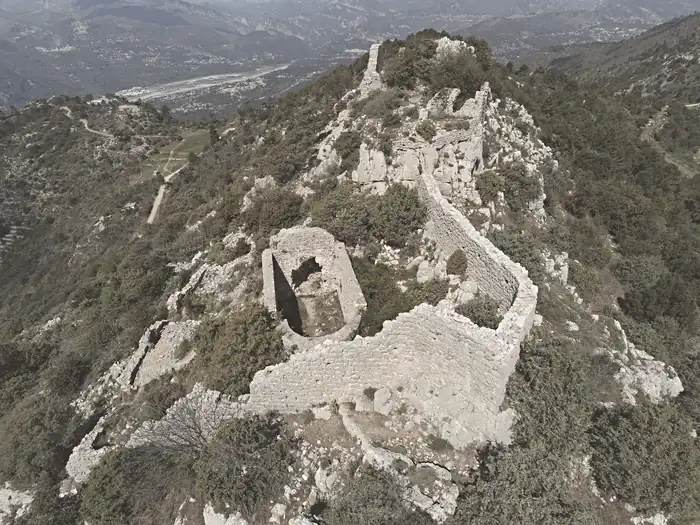 Vue aérienne des ruines de l'ancien village, à Aspremont