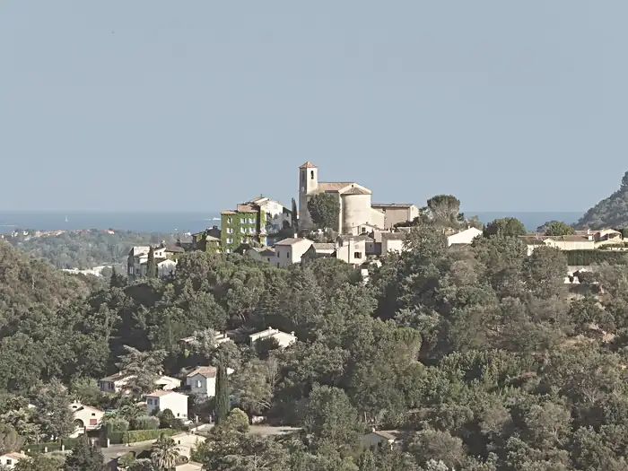Vue du village d’Auribeau-sur-Siagne depuis la piste de Peygros