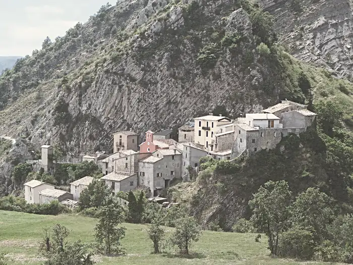 Vue du village d’Auvare depuis le sentier en direction du col de Mairola