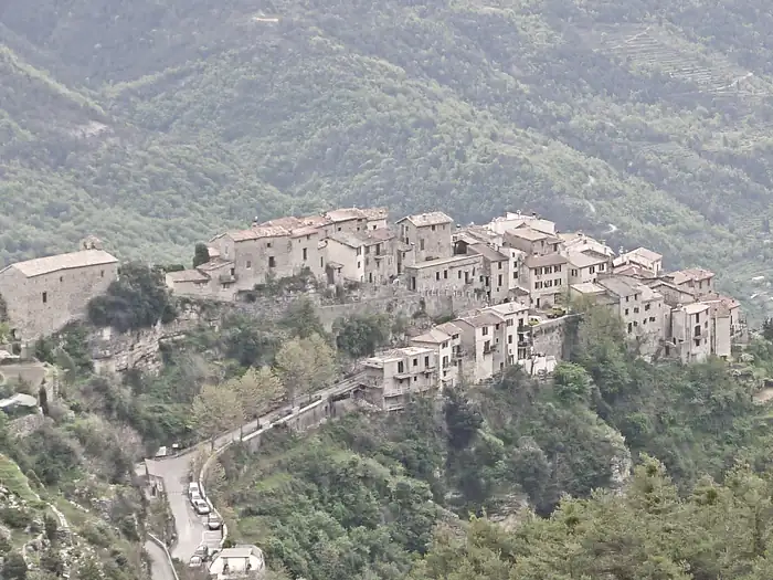 Vue du village de Bairols depuis la route des Châtaigniers