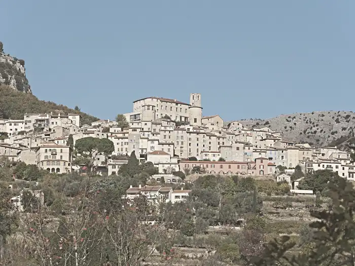 Vue du village du Bar-sur-Loup depuis la branche nord du chemin de la Chênaie