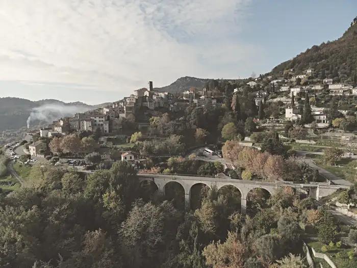 Vue du Bar-sur-Loup et du pont de la Jarrerie (viaduc des Ribas)
