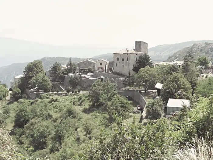 Vue d'ensemble, côté nord, à Bézaudun-les-Alpes