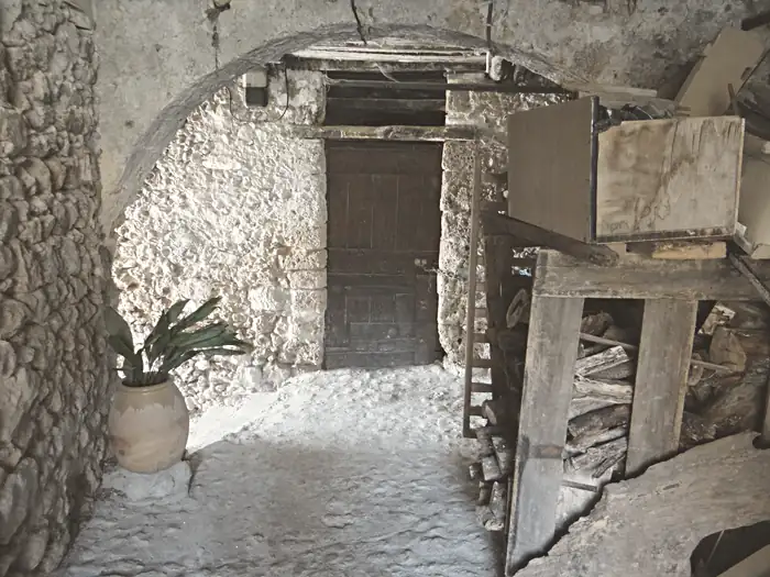 Passage voûté entre la rue haute et la rue basse, à Bézaudun-les-Alpes