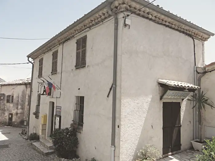 La mairie, à Bézaudun-les-Alpes