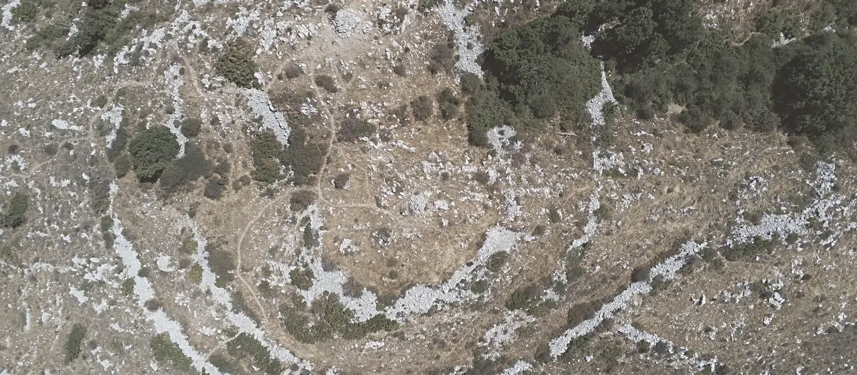 Vue aérienne de l'enceinte du Mouton d'Anou, à Bézaudun-les-Alpes