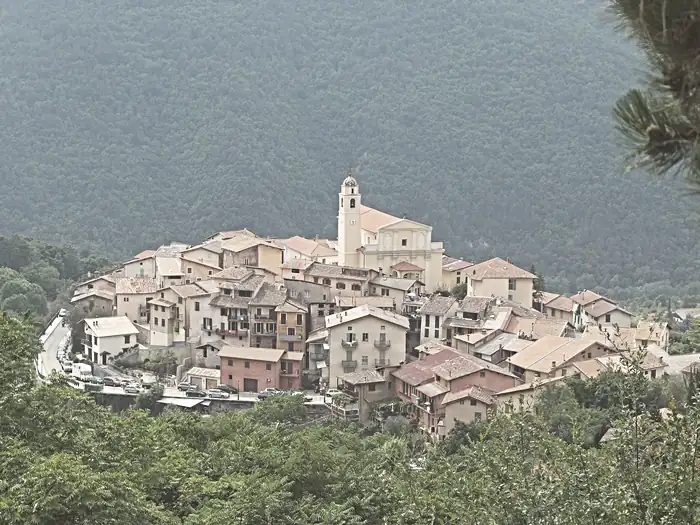 Vue du village de La Bollène-Vésubie depuis l’avenue Charles Romersa