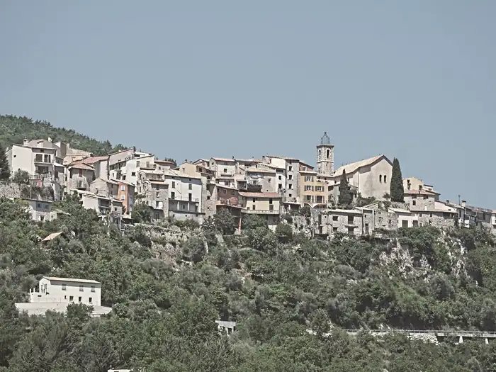 Vue sur le village de Bouyon depuis la route de Nice au printemps