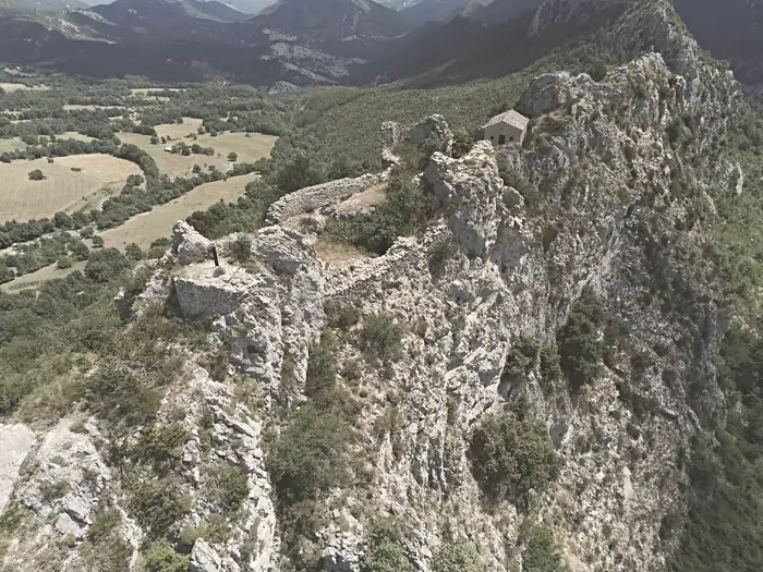 Ruines du château médiéval et chapelle Saint-Pierre, à Briançonnet