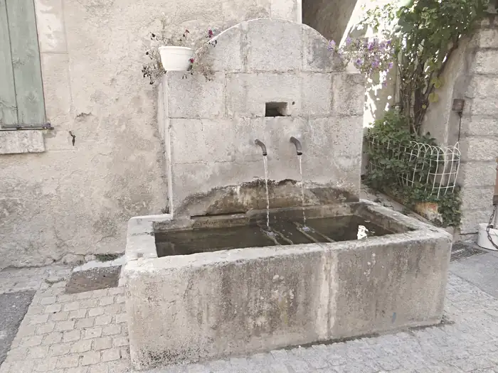 Une fontaine, à Briançonnet