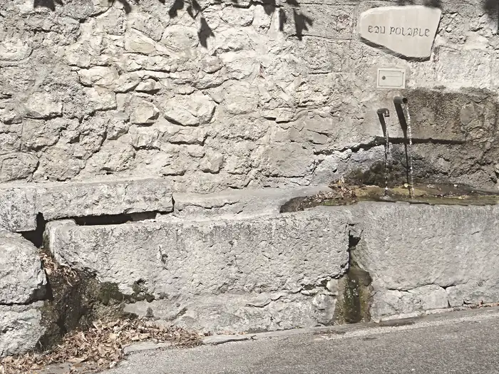 Une fontaine à côté de la chapelle Saint-Martin, à Briançonnet