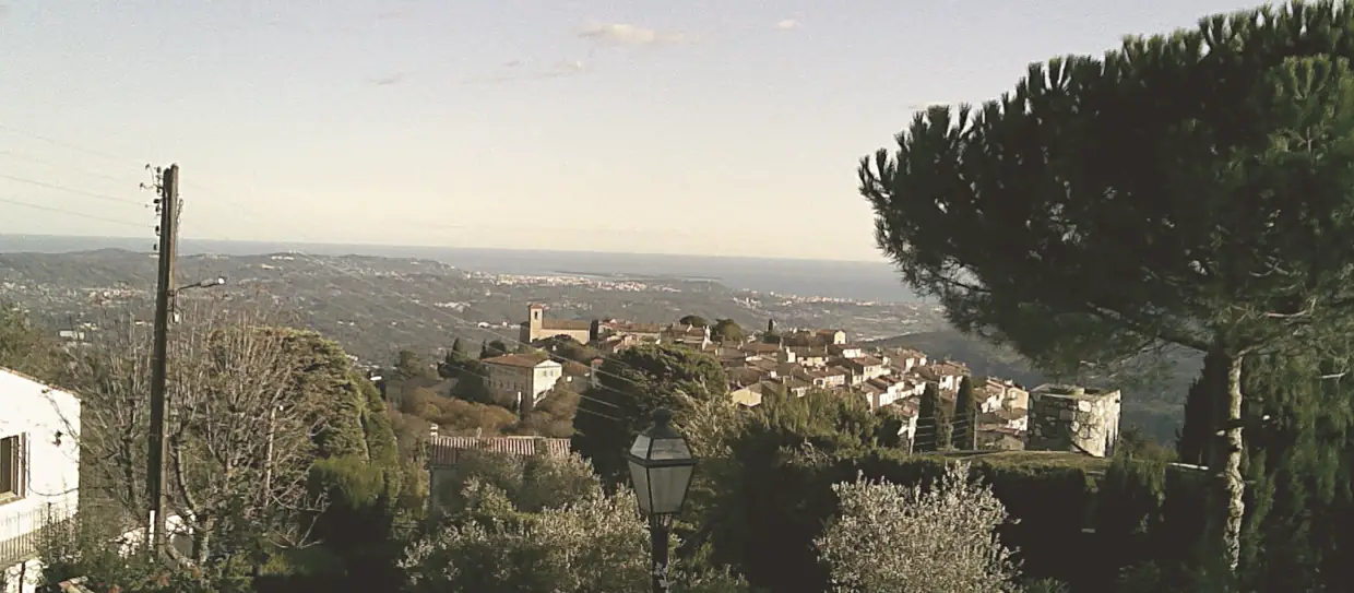 Vue du village de Cabris depuis la colline des Audides
