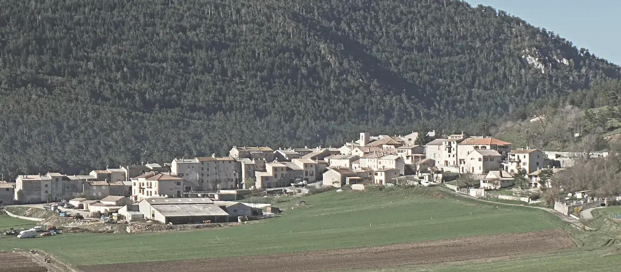 Vue sur le village de Caille en venant d'Andon