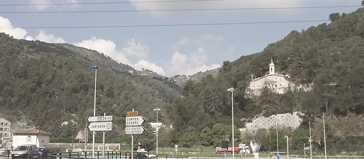 L'église et le cimetière à droite, le village est sur la gauche, à Cantaron