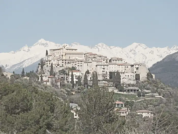 Le village de Carros devant les sommets du Mercantour