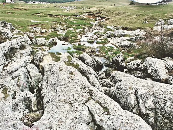 Vue de l'intérieur du gouffre de l'Embut, à Caussols