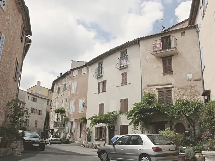 Place de la Vieille-Mairie, à Châteauneuf-Grasse