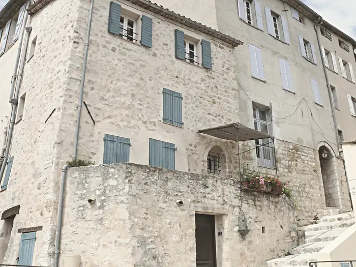 Rue du Pontis à l'angle de la place de la Vieille-Mairie, à Châteauneuf-Grasse