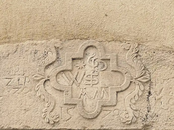 Linteau de porte daté de 1579, à Châteauneuf-Grasse