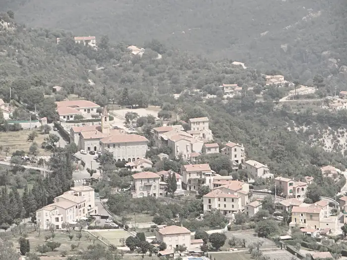 Le village vu du col de Châteauneuf, à Châteauneuf-Villevieille