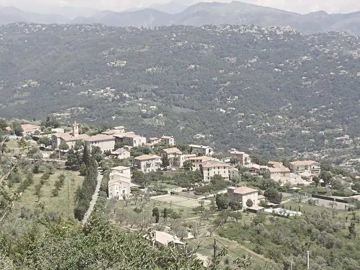 Vue village et vallée du Paillon, à Châteauneuf-Villevieille