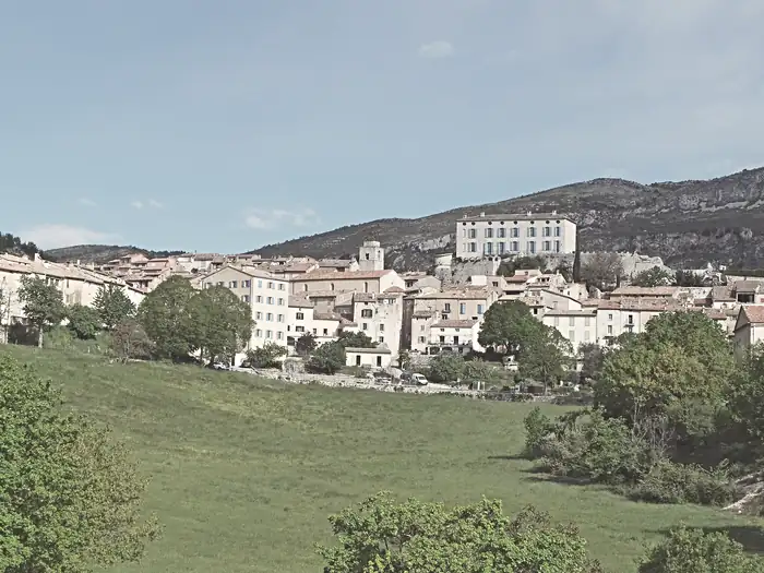 Vue printanière du village de Cipières depuis le chemin de la Sine