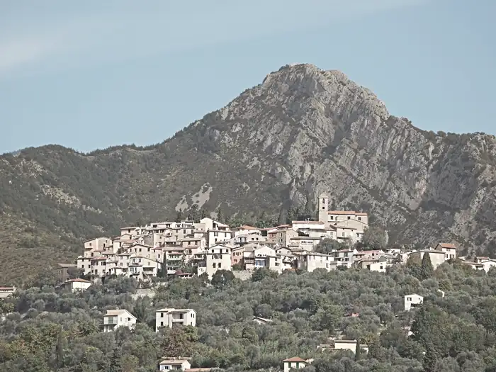 Vue automnale du village de Coaraze depuis le chemin du Calempaou
