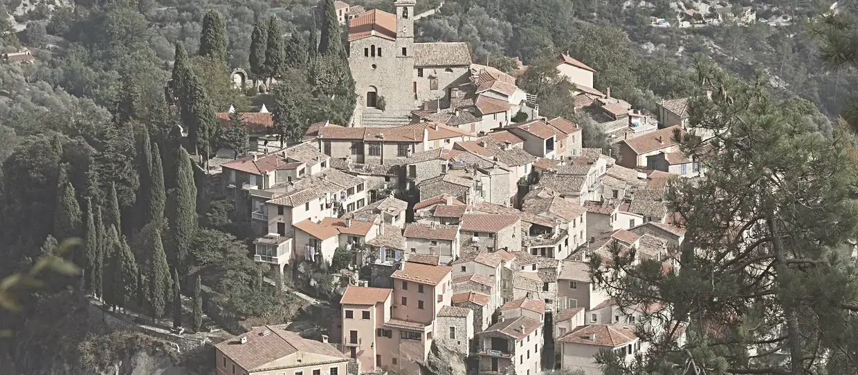 Vue du village de Coaraze depuis la piste de la Baisse de la Minière
