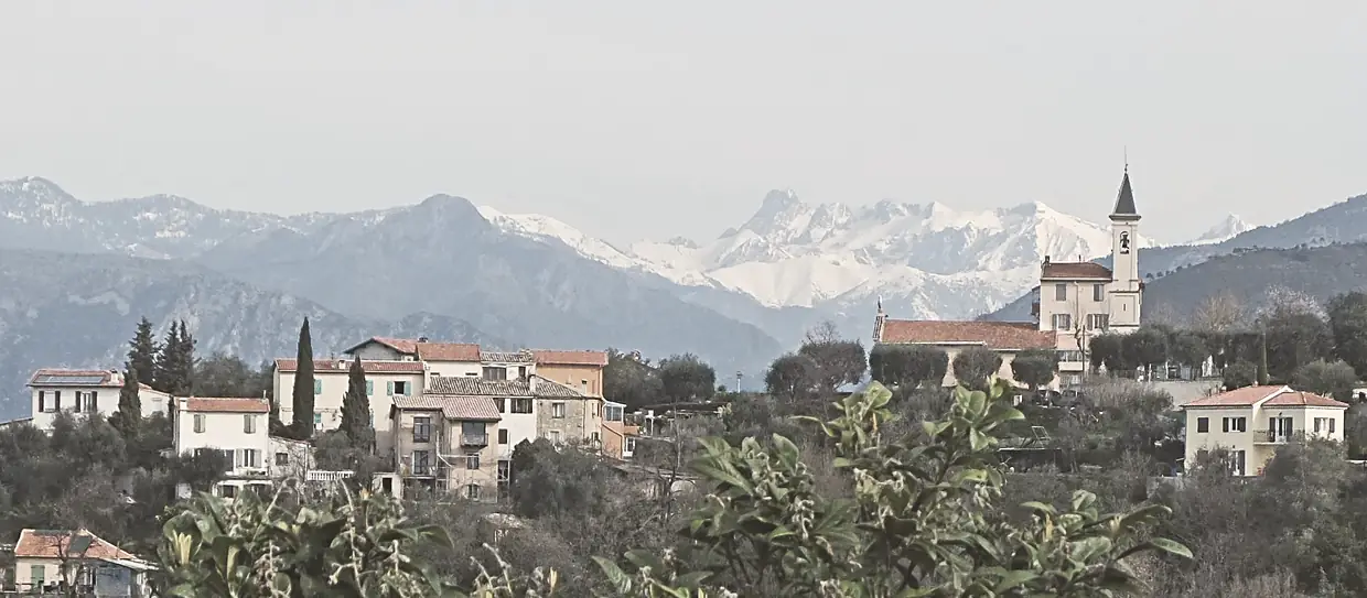 Vue sur l'église de Colomars depuis la route de Nice