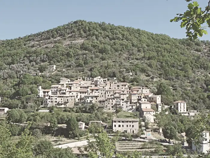 Vue orientée nord du village de Conségudes au milieu du printemps