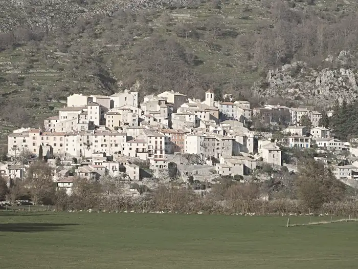 Vue du village de Coursegoules depuis un pré en marge de la route de la Vallongue