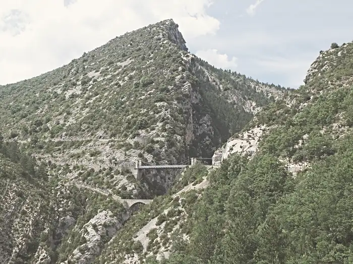 Vieux et nouveau ponts sur la Roudoule, à La Croix-sur-Roudoule