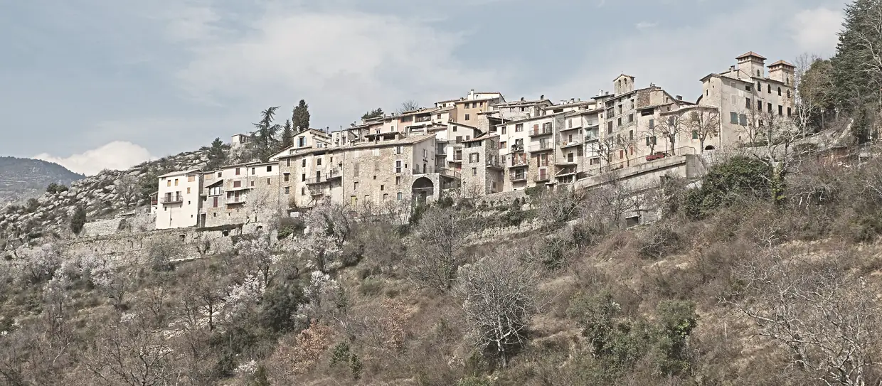Vue du village de La Croix-sur-Roudoule en redescendant vers la vallée