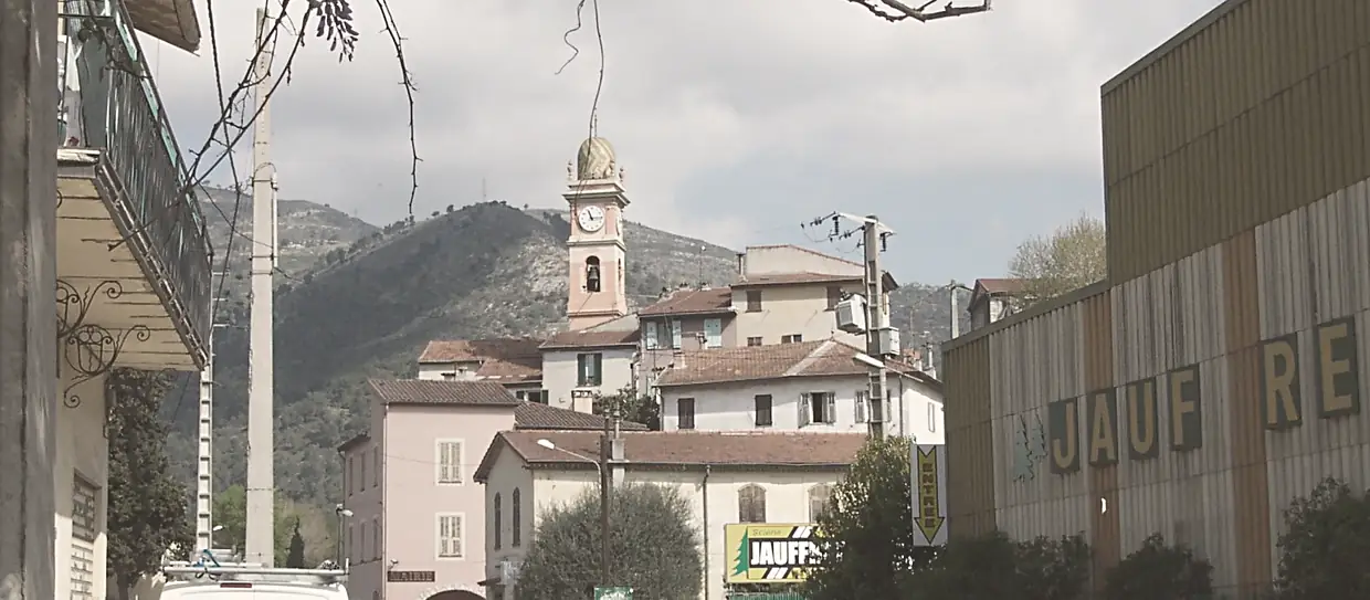 L'église et le vieux village vus de la route, à Drap