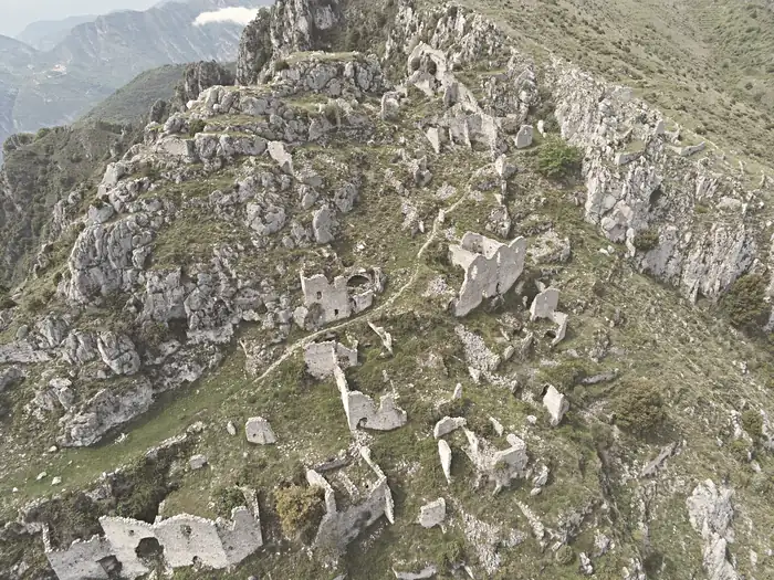 Vue aérienne des vestiges du village de Rocca Sparvière, à Duranus