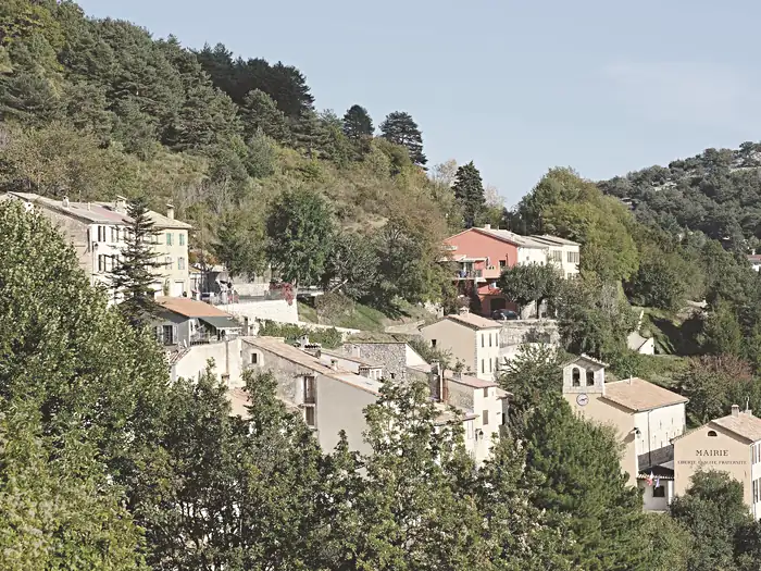 Vue du village d’Escragnolles depuis la route Napoléon le 16 octobre 2021