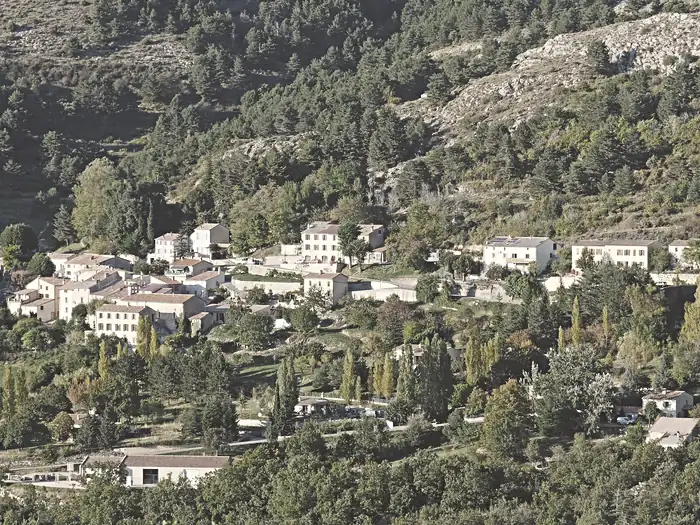 Vue du village d’Escragnolles depuis la piste de Briasq le 16 octobre 2021