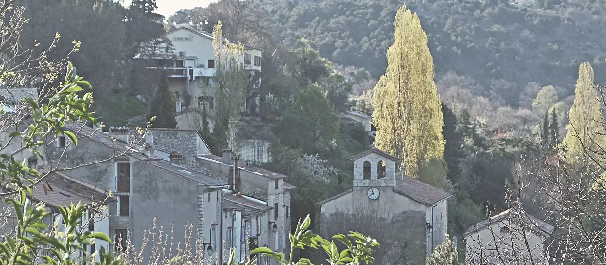 Vue sur l'église d'Escragnolles depuis la route Napoléon