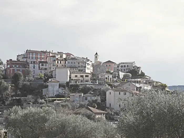 Vue du village de Falicon depuis la route de Saint-Sébastien