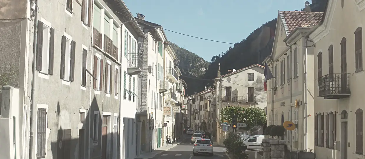 Vista del paese di Fontan nella valle del Roia francese