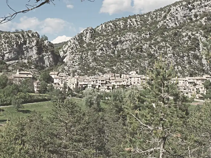 Vue du village de Gars depuis la piste du col de Baratus