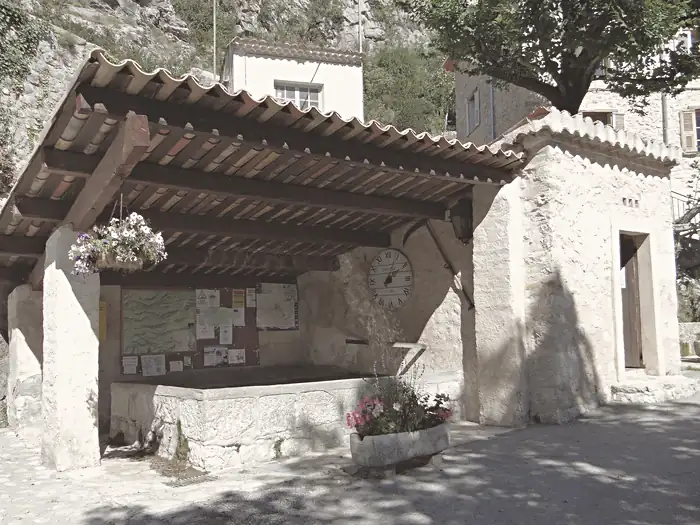 Lavoir à côté de la source, à Gars