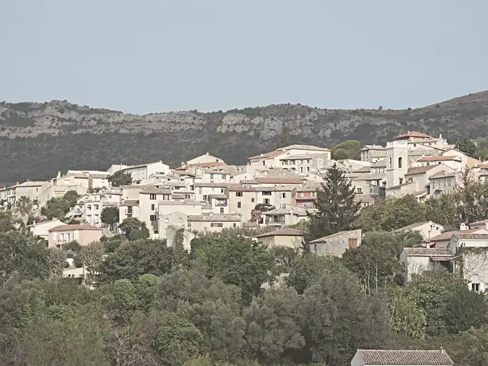 Vue du village de La Gaude depuis une impasse du chemin des Tuilières