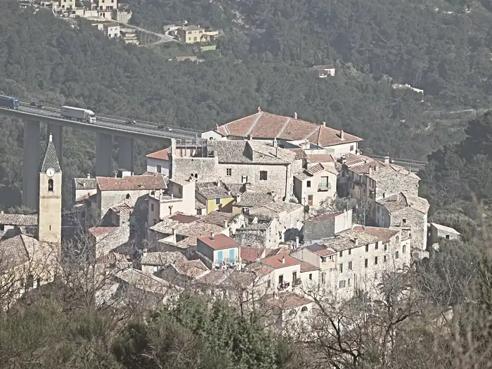 Vue du village de Gorbio depuis la piste de Valmaour